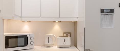 Departamento básico | Cocina privada | Refrigerador, microondas, horno y parrilla de estufa