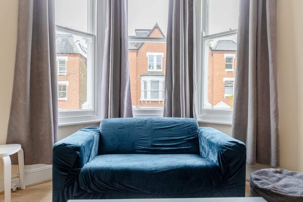 Basic-Apartment | Wohnbereich | Fernseher