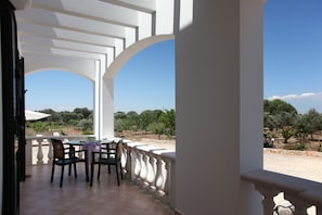 Business vierpersoonskamer, uitzicht op tuin | Gratis wifi