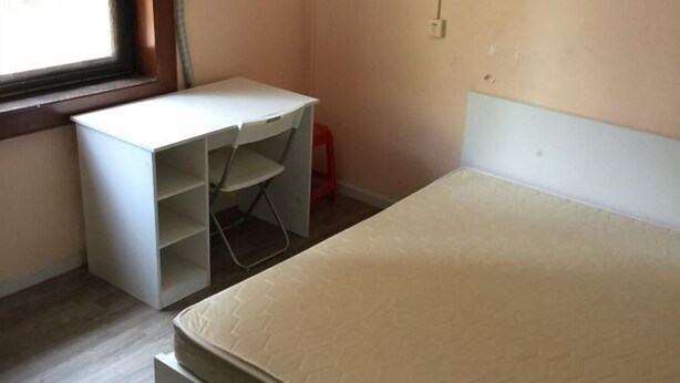 A room with a bed, a desk, and a chair. - Xiyuan Accommodation (Wuhan Union Hospital Zhongshan Park Branch) (Wuhan)