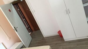 A room with a bed, wardrobe, and a door leading to another room. - Xiyuan Accommodation (Wuhan Union Hospital Zhongshan Park Branch) (Wuhan)