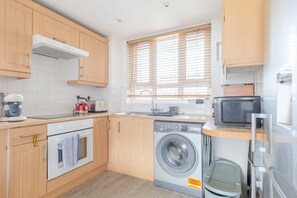 Private kitchen - Spacious 3BD Flat, Close to Tube - Fulham! (London)