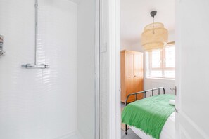 3 bedrooms, bed sheets - Spacious 3BD Flat, Close to Tube - Fulham! (London)