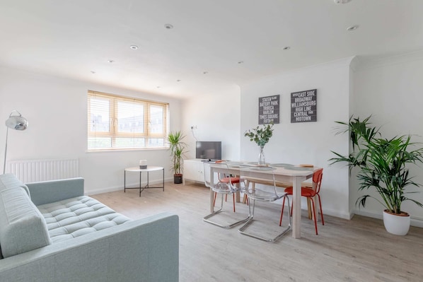 Basic Apartment | Dining