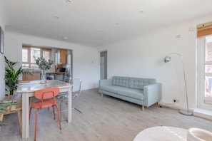 Basic Apartment | Private kitchen | Fridge, microwave, oven, stovetop