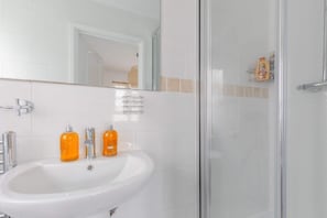 Basic Apartment | Bathroom | Shower, hair dryer, towels, soap