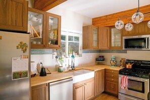 Fridge, microwave, oven, stovetop - Barn Haus by the Creek. Dog Friendly! (Grass Valley)
