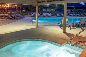 Outdoor pool - Cozy retreat near downtown, amphitheater, short walk to Deschutes river, has AC! (Bend)