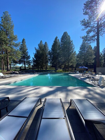 Cozy retreat near downtown, amphitheater, short walk to Deschutes river, has AC!