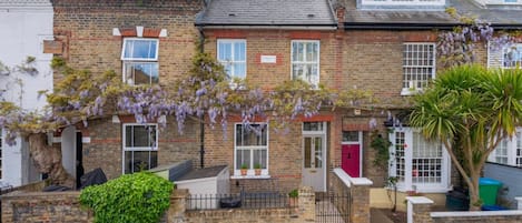Basic House | Exterior