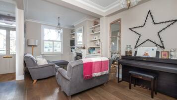 Hus – basic | Oppholdsområde | TV og peis