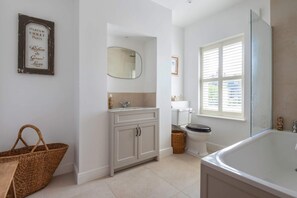 Basic House | Bathroom | Hair dryer, towels, soap, shampoo - 3-bedroom Home in Richmond - Ideal Family Living (London)