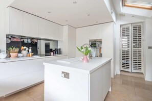 Hus – basic | Eget kjøkken | Kjøleskap, ovn, kokeplater og oppvaskmaskin