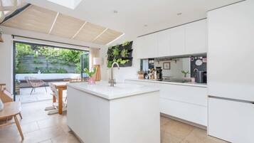 Basic House | Private kitchen | Fridge, oven, stovetop, dishwasher