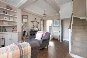 Basic House | 3 bedrooms, laptop workspace, iron/ironing board, bed sheets - 3-bedroom Home in Richmond - Ideal Family Living (London)