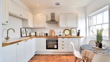 Basic Apartment | Private kitchen | Fridge, oven, electric kettle, toaster