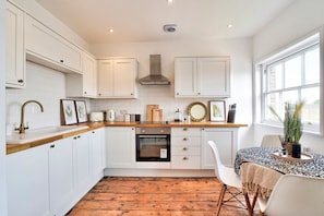Basic Apartment | Private kitchen | Fridge, oven, electric kettle, toaster - Stunning Apartment in the Heart of Chelmsford (Chelmsford)