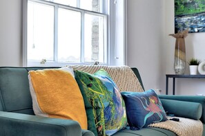 Basic Apartment | Living area