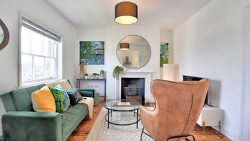 Basic-Apartment | Wohnbereich | Fernseher