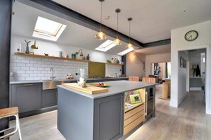 Casa b ásica | Cocina privada | Refrigerador, horno, parrilla de estufa y lavavajillas 