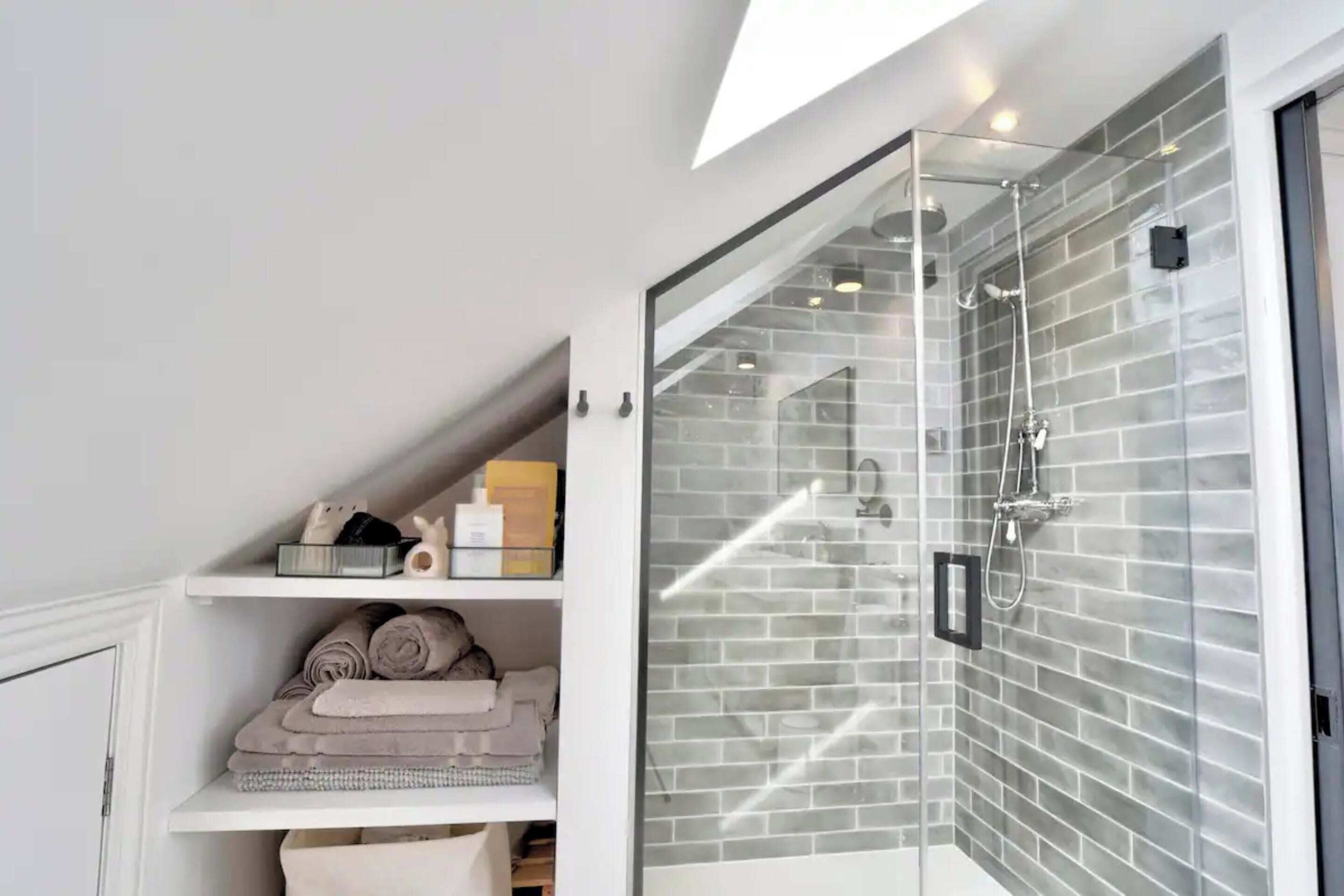 Basic House | Bathroom | Hair dryer, towels, soap, shampoo