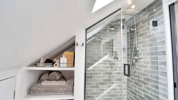 Basic House | Bathroom | Hair dryer, towels, soap, shampoo