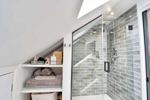 Basic-Haus | Badezimmer | Haartrockner, Handtücher, Seife, Shampoo