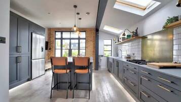 Basic House | Private kitchen | Fridge, oven, stovetop, dishwasher