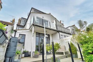 Basic House | Exterior