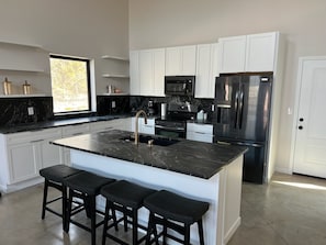 Mikroaaltouuni, uuni, liesi, astianpesukone