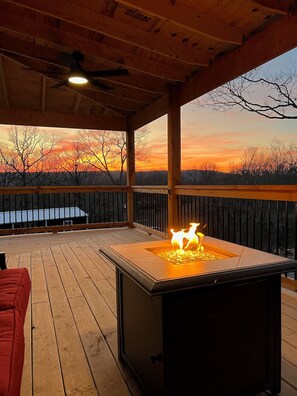 Terrace/patio - Cozy cabin SLEEPS 15 on Lake Tenkiller! (Park Hill)