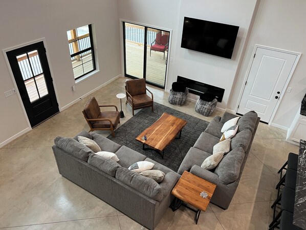 Smart TV, fireplace - Cozy cabin SLEEPS 15 on Lake Tenkiller! (Park Hill)