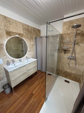 Dusche, Haartrockner, Handtücher