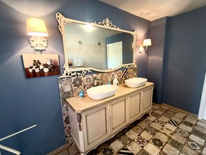 Dusche, Haartrockner, Bidet, Handtücher