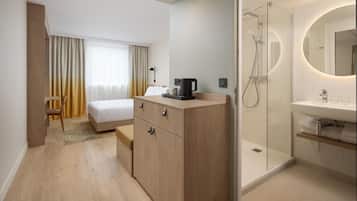 Chambre, 1 grand lit et 1 canapé-lit | Salle de bain | Douche, articles de toilette gratuits, sÚche-cheveux