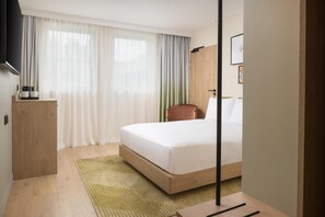 Quarto, 1 cama Queen, acessível | Roupas de cama antialérgicas, cofres nos quartos, escrivaninha