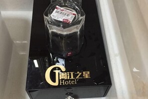 A black box with a clear bottle on top and the text 'Gongjiang Star Hotel' on it. - Anmen Lijiang Inn (Qimen)