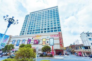 Un hotel de varios pisos con una fachada destacada, ventanas amplias y un techo plano.