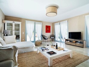 TV, table tennis - Villa Giordana with private swimming pool, Sicily (Avola)