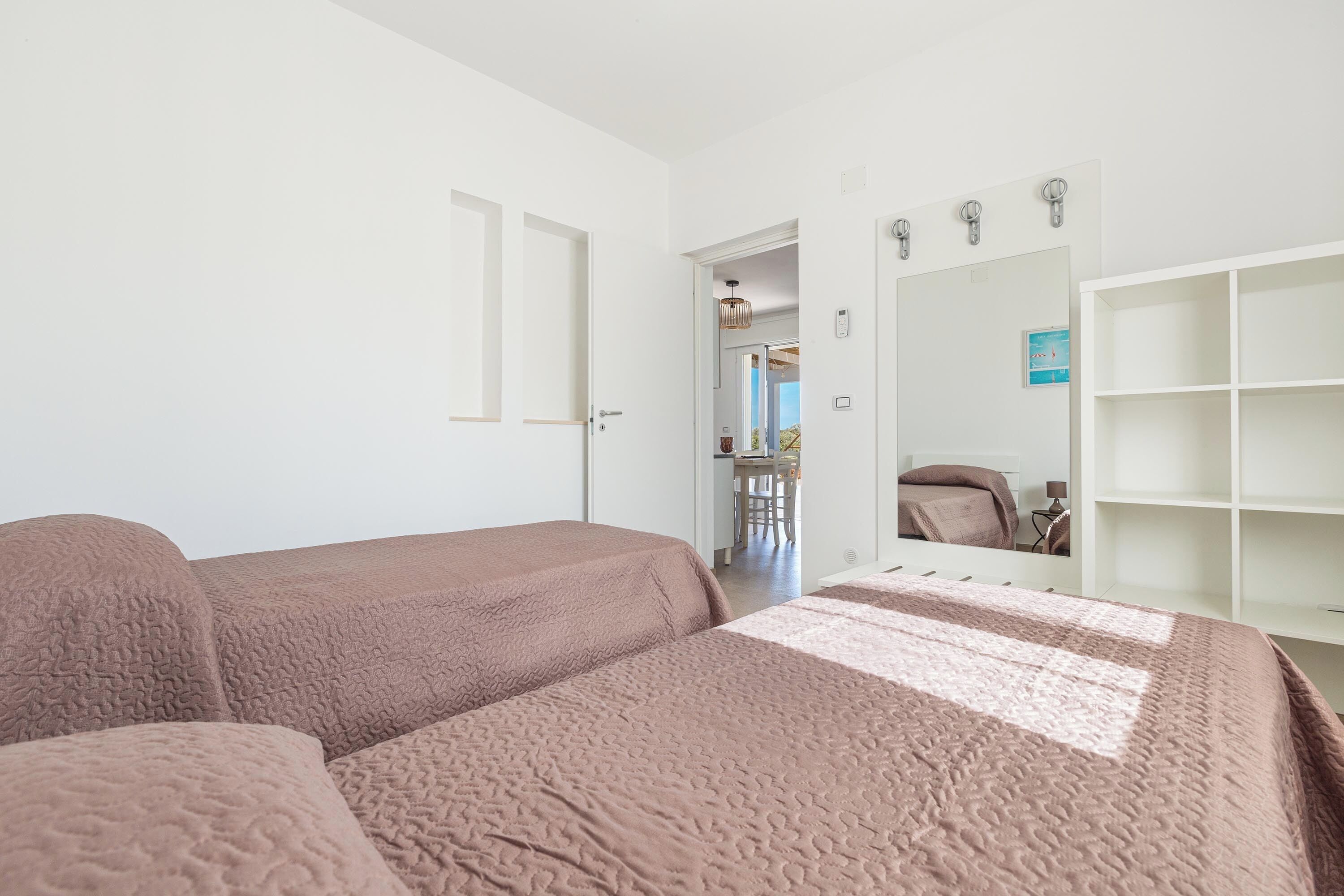 2 Schlafzimmer, Bügeleisen/Bügelbrett