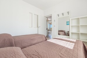 2 chambres, fer et planche à repasser