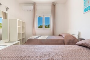 2 makuuhuonetta, silitysrauta/-lauta