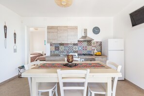 Jääkaappi, liesi, keittoastiat/astiat/ruokailuvälineet