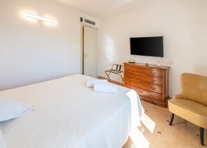3 quartos, ferros/tábuas de passar roupa, Wi-Fi, roupa de cama