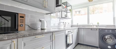 Basic House | Private kitchen | Fridge, microwave, oven, stovetop