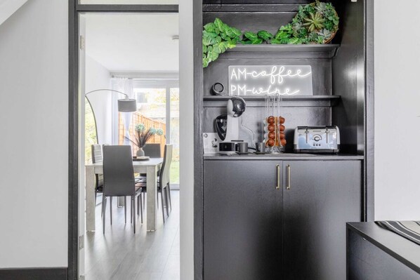 บ้านพักเบสิก | 3 ห้องนอน, เตารีด/โต๊ะรีดผ้า, ผ้าปูที่นอน