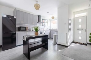 Basic-Haus | Eigene Küche | Kühlschrank, Mikrowelle, Ofen, Herdplatte