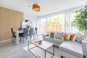 บ้านพักเบสิก | บริเวณนั่งเล่น | ทีวี