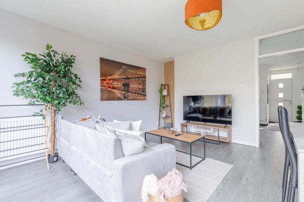 Basic-Haus | Wohnbereich | Fernseher