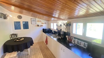 KĂŒhlschrank, Mikrowelle, Ofen, Wasserkocher mit Kaffee-/Teezubehör
